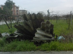 Tegole in eternit abbandonate 