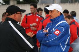 Il patron del Carapelle Mariano Tarantino a colloquio con il tecnico Pasquale Ciccone (foto di Fabio Matteo Piarulli)