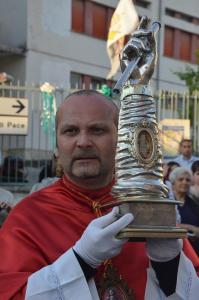 Procuratore Fratel Costantino de Bellis con la reliquia del braccio di San Rocco