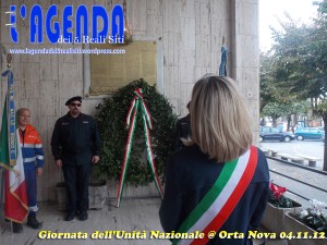 Il sindaco Iaia Calvio, depone la corona d'alloro presso la stele commemorativa al Muicipio (foto da L'Agenda dei 5 Reali Siti)