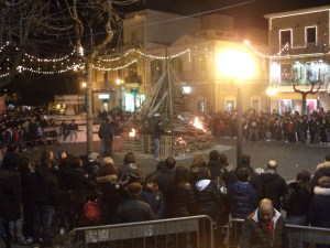 L'accensione del falò in piazza Nenni lo scorso anno