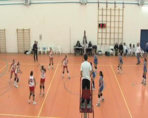 Un momento di un match della Sporting Ballatore alla palestra comunale di Ordona