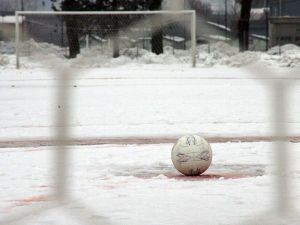 Una immagine di un campo da calcio pieno di neve