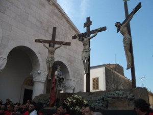 L'imponente statua delle tre croci, foto di Luca Caporale