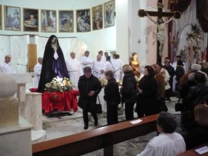 Una immagine delle statue della processione nella Chiesa di San Rocco, foto di Antonio Palieri