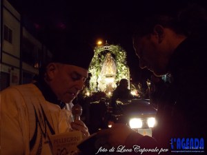 Il momento della benedizione di Don Luciano Avagliano alla partenza da Orta Nova, foto di Luca Caporale
