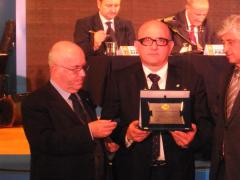 Il DS del Carapelle Mariano Tarantino premiato a Cagliari da Gianni Rivera