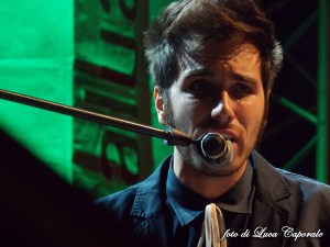 Antonio Maggio durante l'esibizione di ieri in Piazza Nenni, foto di Luca Caporale
