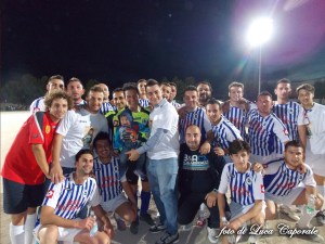Umberto Sardella con il piccolo Angelo Magaldi e i protagonisti della partita del cuore, foto di Luca Caporale