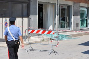 La vetrata frantumata della gioielleria, foto di Carlo Colantuono (da Foggiatoday)