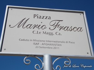 La targa in Piazza Mario Frasca, foto di Luca Caporale