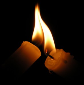 Il gesto simbolico di accendere una candela contro la crisi