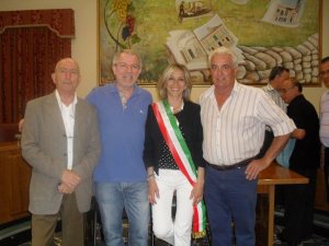 Il dott. Potito Mauriello a sinistra con il sindaco Calvio, a destra il subentrante Gioacchino Attini