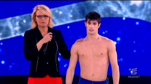 Nicolò Noto con Maria De Filippi durante la trasmissione Amici su Canale 5