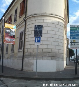 La segnaletica coperta dopo la scadenza dei pacheggi a pagamento