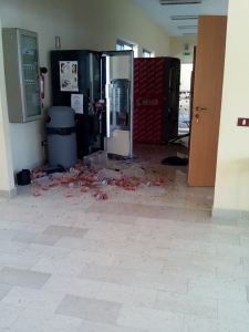 I distributori oggetto dell'azione vandalica all'interno dell'Olivetti, foto da Facebook