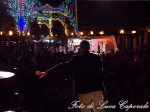 L'esibizione di Santino Caravella ieri in Piazza Nenni, foto di Luca Caporale