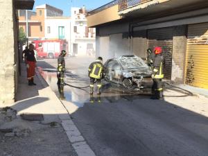 La Chevrolet incendiata in Via Edison, foto di Antonio Francesco Colecchia