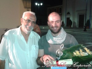 Il vincitore del 1°Festival Cinque Reali Siti Mino Bozza con il presidente di Terra & Musica Leonardo Somma