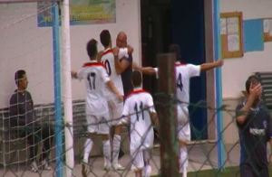 Una esultanza del presidente del Carapelle Mariano Tarantino