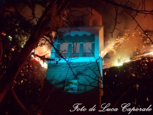 L'incendio del campanile nella festa di tutti i santi, foto di Luca Caporale