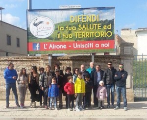 Alcuni soci davanti ad un cartellone che promuove l'iniziativa