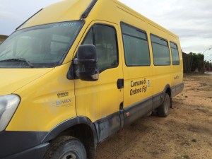 Lo scuolabus dato alle fiamme