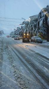 Un mezzo intento a spalare la neve a Stornara