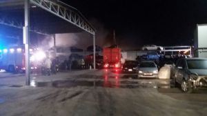 L'incendio all'interno dell'autodemolizione