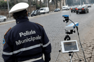 Un autovelox in dotazione alla Polizia Municipale, foto di repertorio