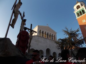 Le Tre Croci in processione davanti alla Chiesa Madre, foto di Luca Caporale
