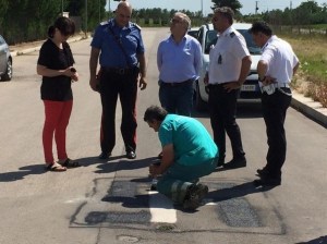 Le forze dell'ordine e l'amministrazione comunale sul luogo