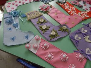 Alcune calze realizzate dai bambini