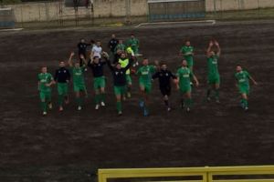 I calciatori della Real Siti festeggiano a fine partita al San Rocco