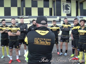 Il tecnico Borrelli a colloquio con la squadra, foto di Luca Caporale