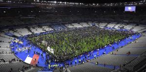 Tifosi sul campo da gioco dello Stade de France, Parigi, 13 novembre 2015.  (FRANCK FIFE/AFP/Getty Images)