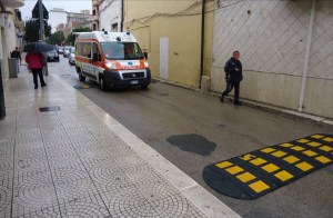 Una ambulanza in Corso Matteotti sui dossi artificiali