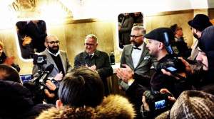 Il barber Franco Fazi durante l'inaugurazione del Barbitonsore