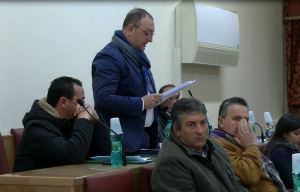 Un intervento del consigliere Alfredo Ballatore in aula consiliare