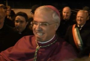 Mons. Luigi Renna durante la visita ad Orta Nova
