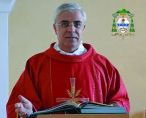 Mons. Luigi Renna con lo stemma vescovile