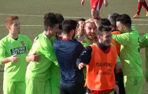 Fabio D'Introno festeggiato dai compagni di squadra dopo una rete