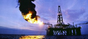 Una piattaforma petrolifera in mare