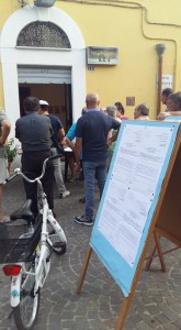 La fila per la raccolta firme presso la sezione dei Riformisti