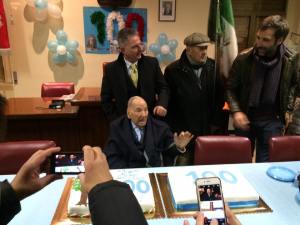 Rocco Izzi festeggiato nell'aula consiliare