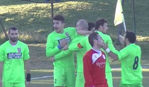 Fabio D'Introno sommerso dagli abbracci dei compagni