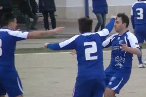 Antonio Di Savino festeggiato dai compagni di squadra