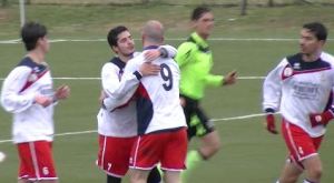 Fabio D'Introno festeggiato dopo il gol