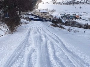 Una strada innevata